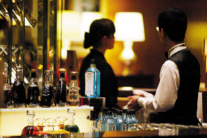 开瓶费之争 23家酒店坚持谢绝自带酒水，企业管理该如何平衡？